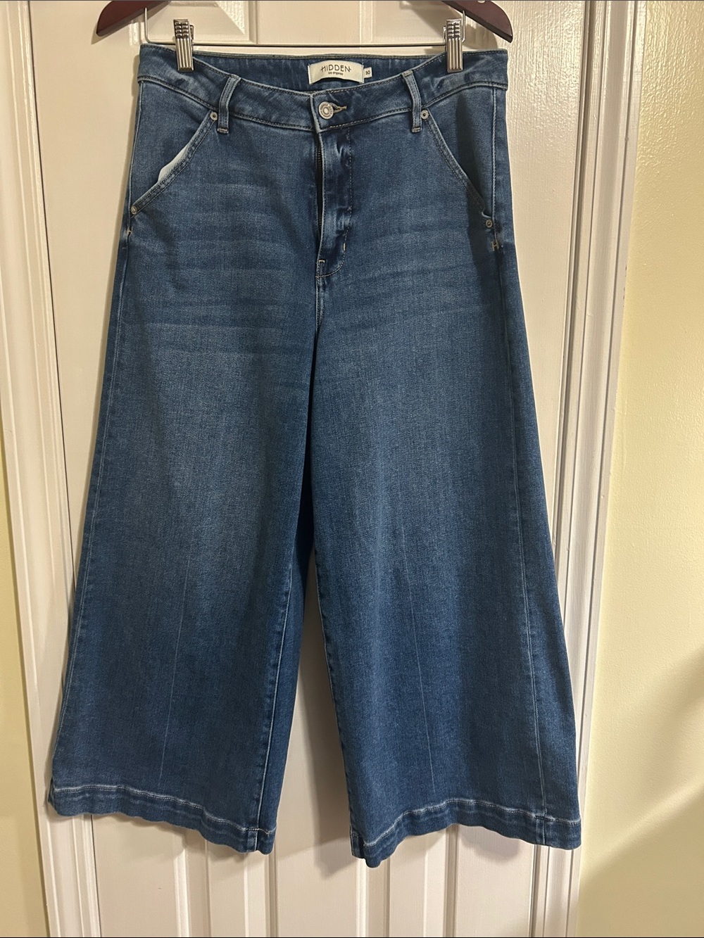 Hidden Modern Muse Wide Leg Crop Jeans in Medium Blue, Size 30
